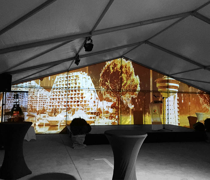 Projection immersive avec décors projetés et animés sur tente.